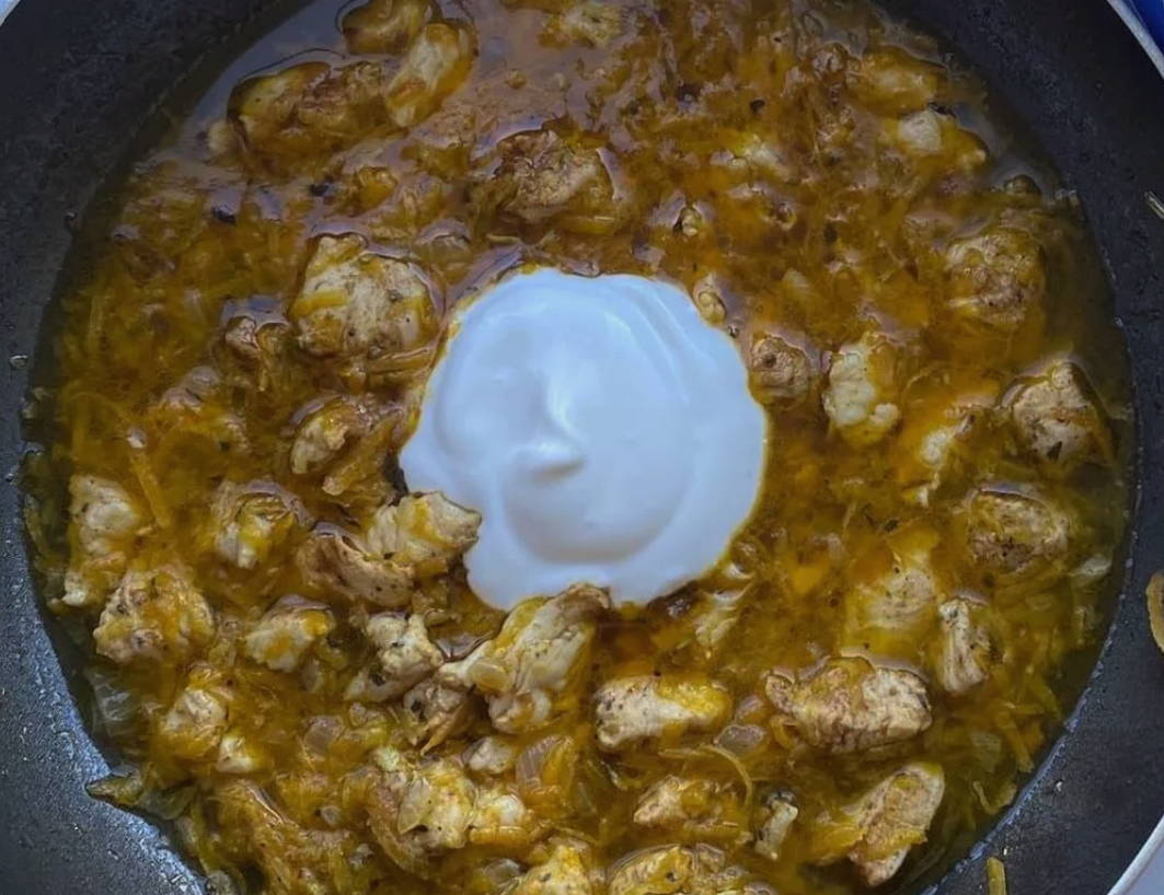 Макароны с курицей и сметаной на сковороде