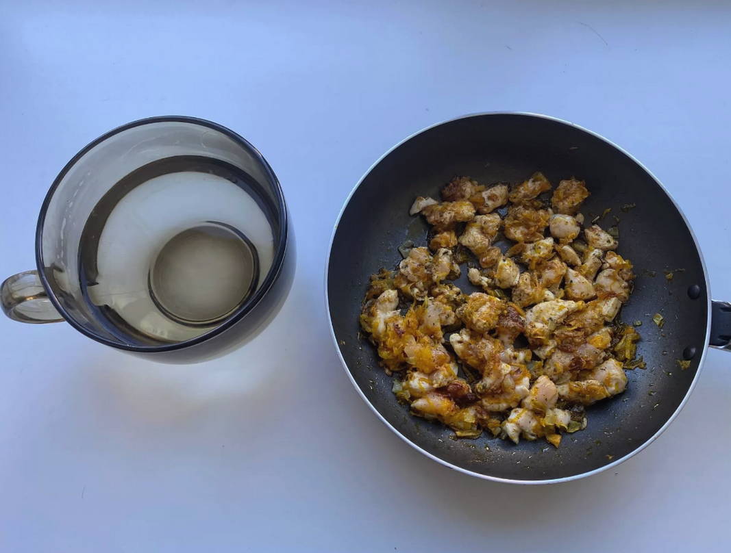 Макароны с курицей и сметаной на сковороде