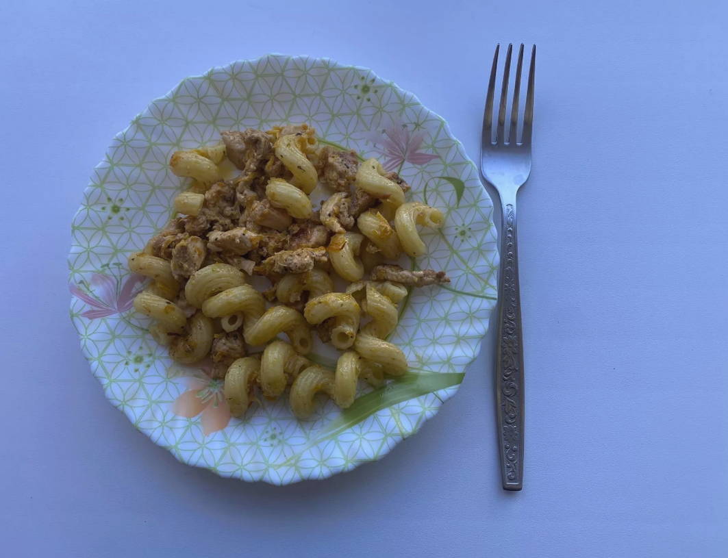 Макароны с курицей и сметаной на сковороде