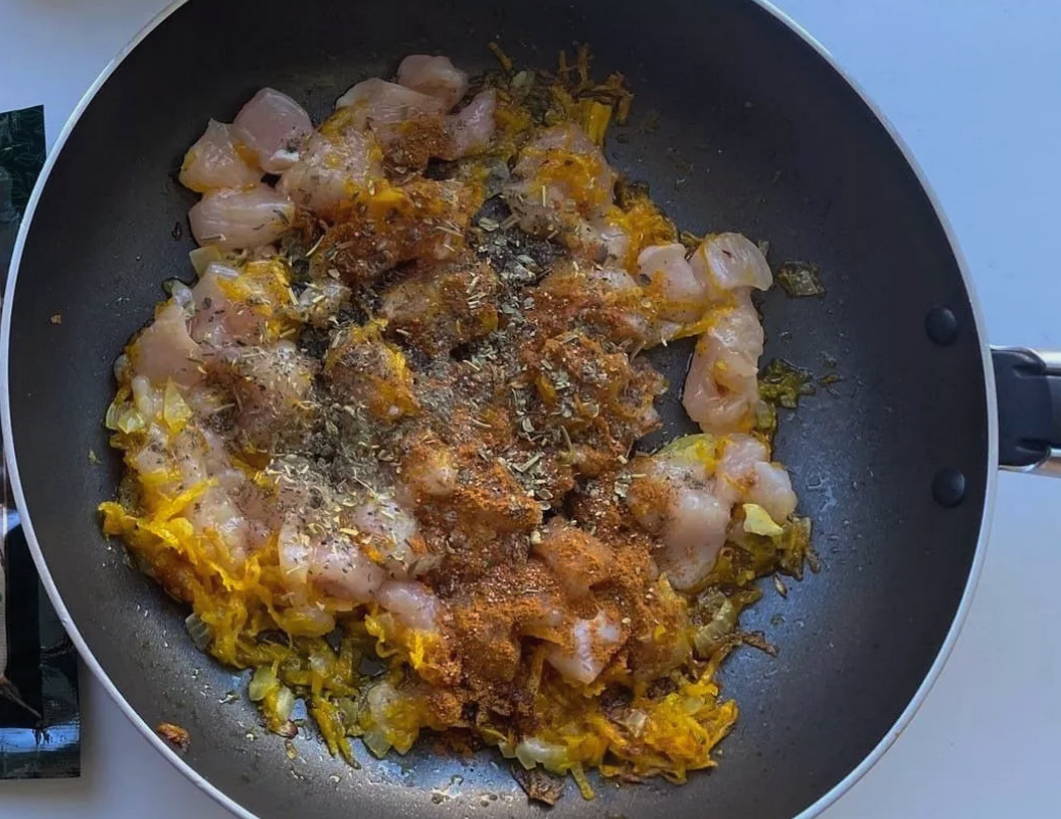 Макароны с курицей и сметаной на сковороде