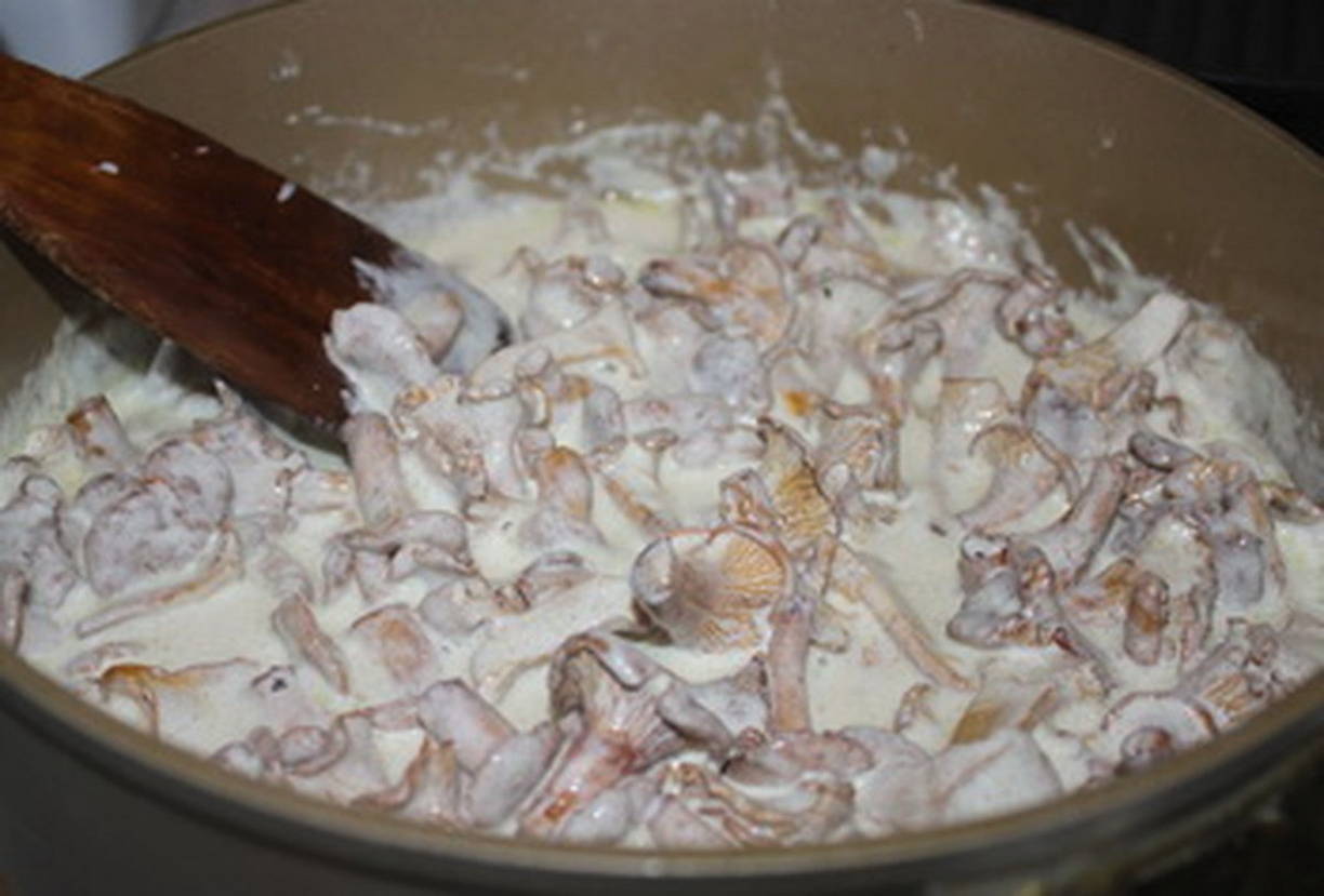 Макароны с лисичками в сливочном соусе