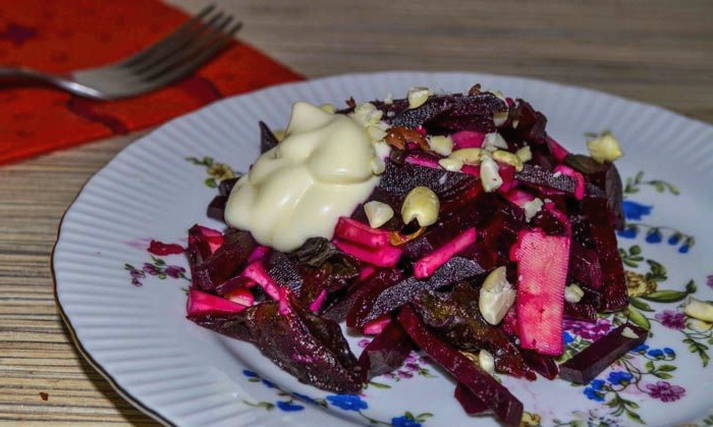 Салат из свеклы с черносливом и сыром Салат из свеклы с черносливом и сыром