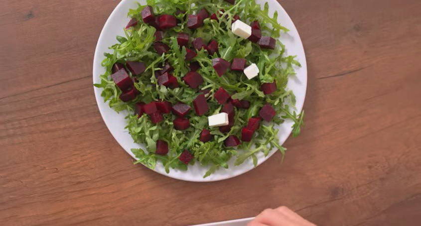 Салат из свеклы с фетой, рукколой и кедровыми орешками