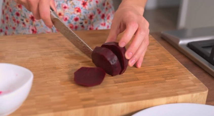 Салат из свеклы с фетой, рукколой и кедровыми орешками