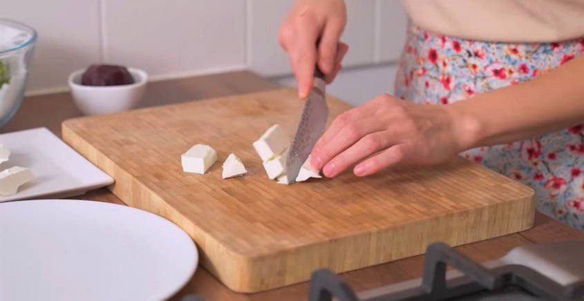 Салат из свеклы с фетой, рукколой и кедровыми орешками