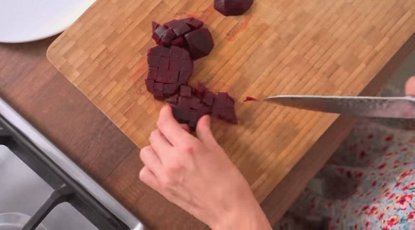 Салат из свеклы с фетой, рукколой и кедровыми орешками