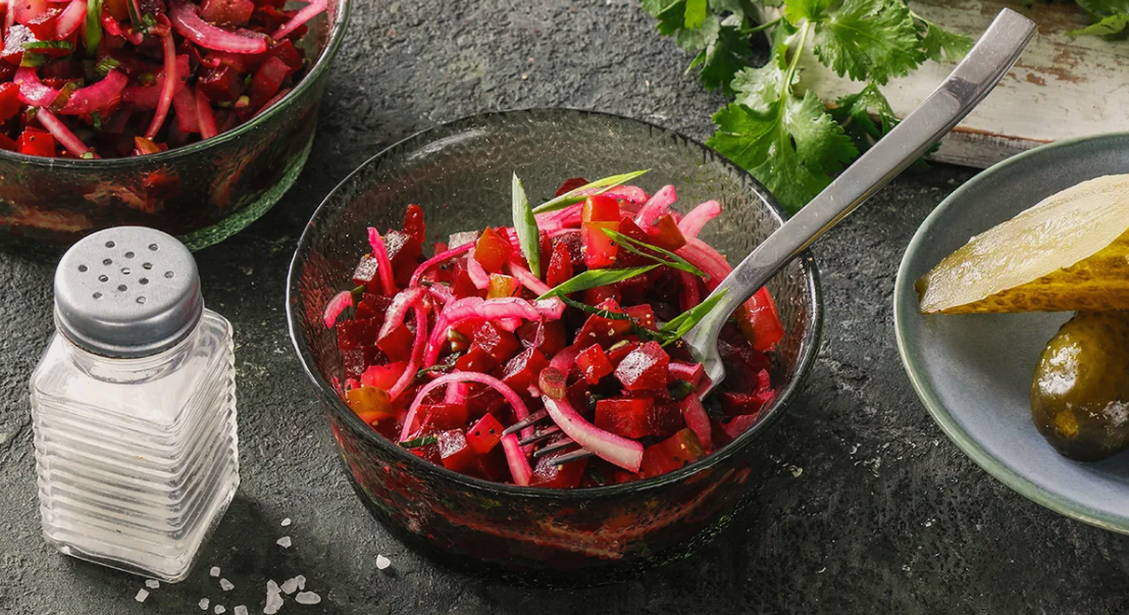Салат из свеклы с солеными огурцами