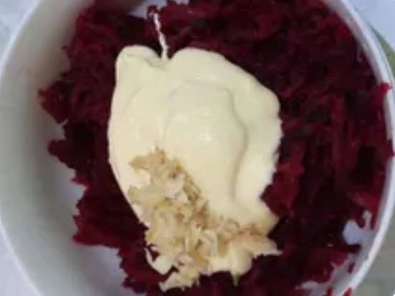 Салат из свеклы с черносливом, чесноком и майонезом