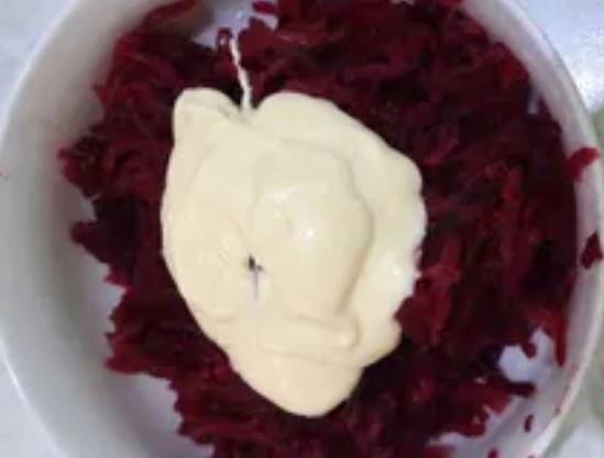 Салат из свеклы с черносливом, чесноком и майонезом