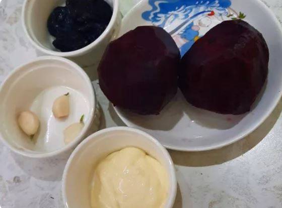 Салат из свеклы с черносливом, чесноком и майонезом