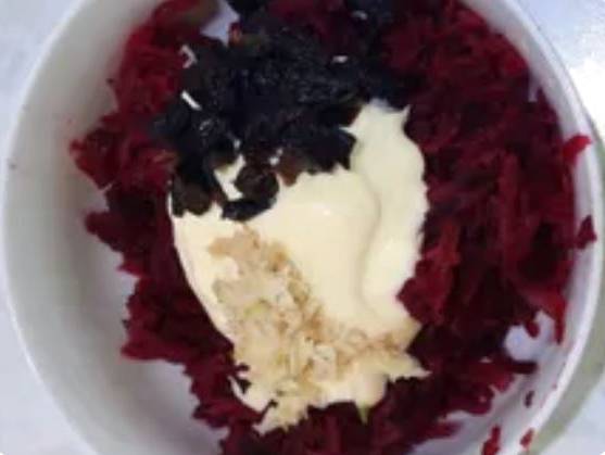 Салат из свеклы с черносливом, чесноком и майонезом