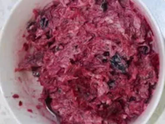 Салат из свеклы с черносливом, чесноком и майонезом