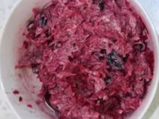 Салат из свеклы с черносливом, чесноком и майонезом