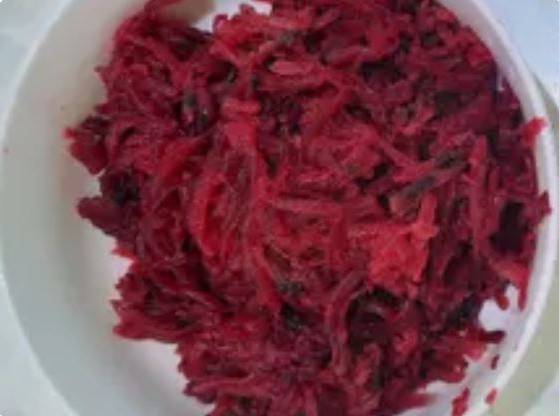 Салат из свеклы с черносливом, чесноком и майонезом
