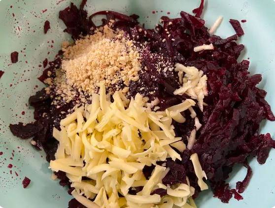 Салат из свеклы с сыром и орехами