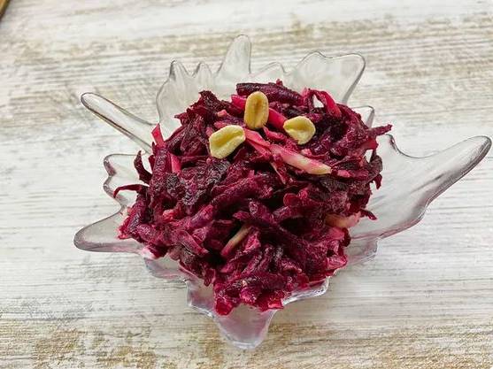 Салат из свеклы с сыром и орехами