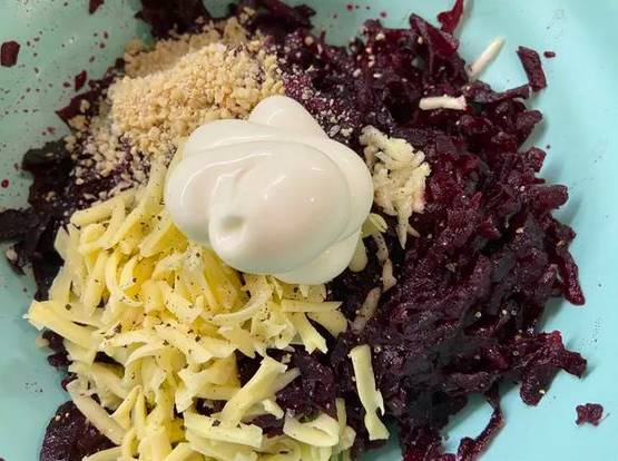Салат из свеклы с сыром и орехами