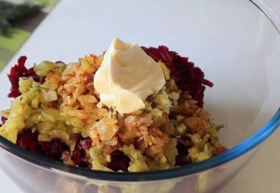 Салат из свеклы с солеными огурцами и луком