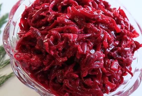 Салат из свеклы с солеными огурцами и луком