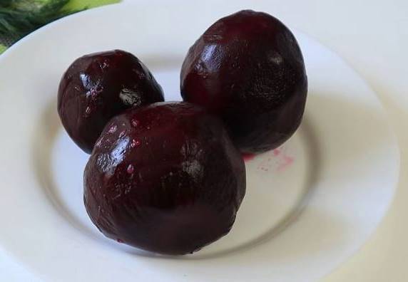 Салат из свеклы с солеными огурцами и луком