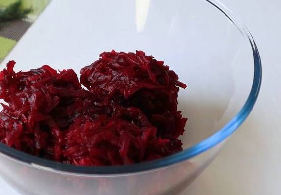 Салат из свеклы с солеными огурцами и луком