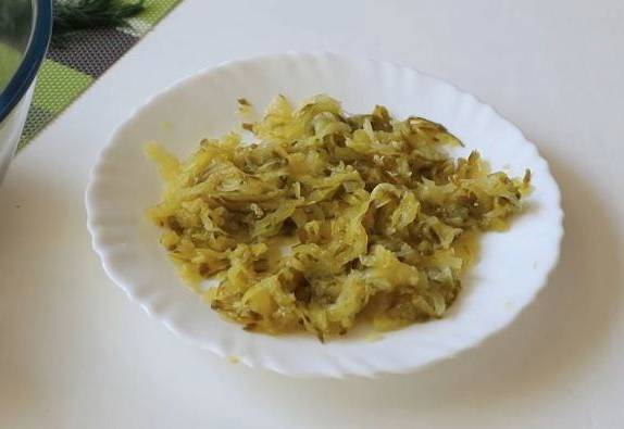 Салат из свеклы с солеными огурцами и луком