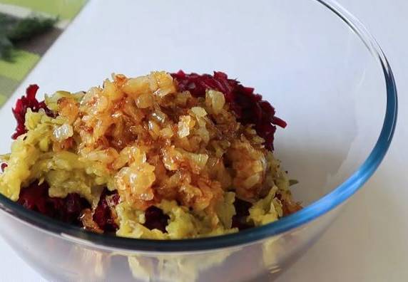 Салат из свеклы с солеными огурцами и луком