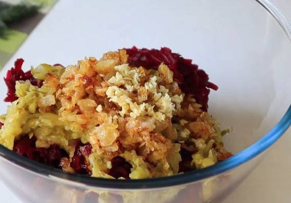 Салат из свеклы с солеными огурцами и луком