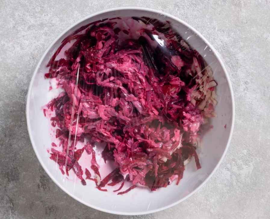 Салат из вареной свеклы с чесноком и сыром