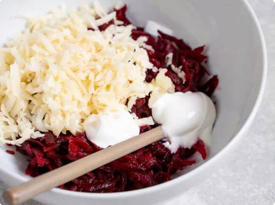 Салат из вареной свеклы с чесноком и сыром