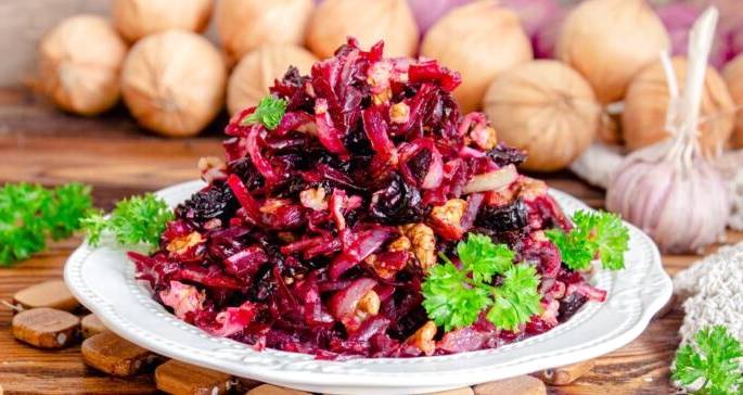 Салат из вареной свеклы с черносливом и грецкими орехами