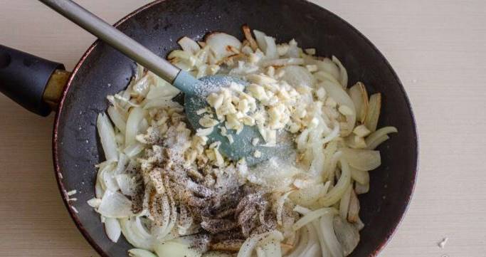 Салат из вареной свеклы с черносливом и грецкими орехами