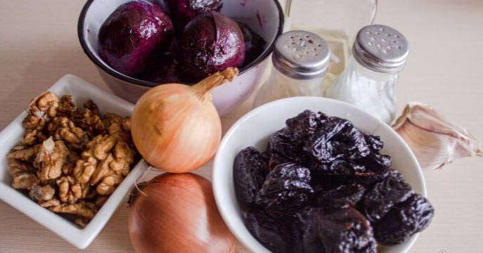 Салат из вареной свеклы с черносливом и грецкими орехами
