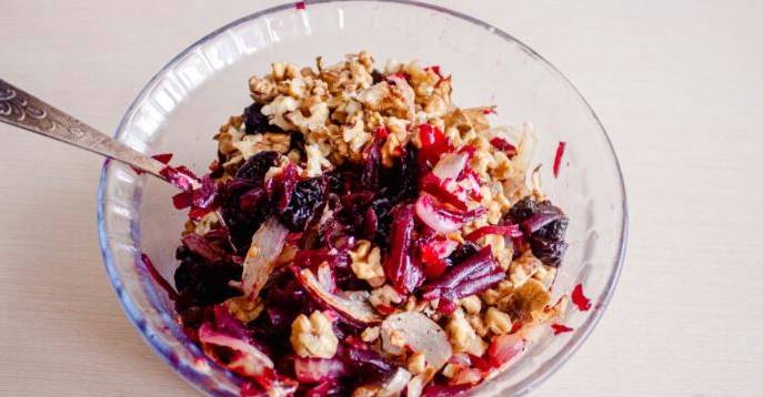 Салат из вареной свеклы с черносливом и грецкими орехами