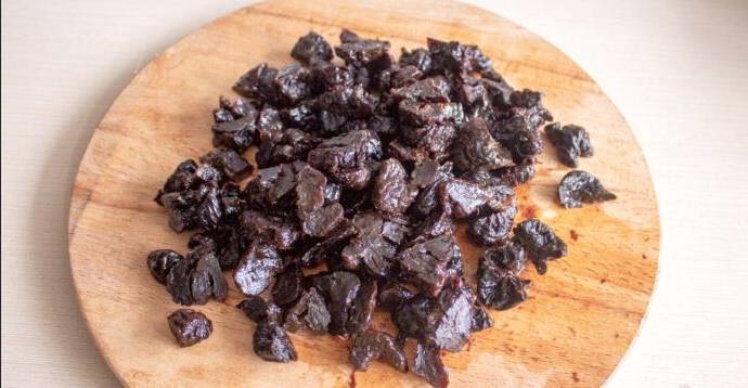 Салат из вареной свеклы с черносливом и грецкими орехами