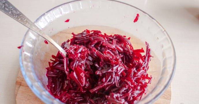Салат из вареной свеклы с черносливом и грецкими орехами