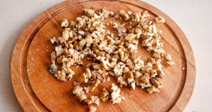 Салат из вареной свеклы с черносливом и грецкими орехами