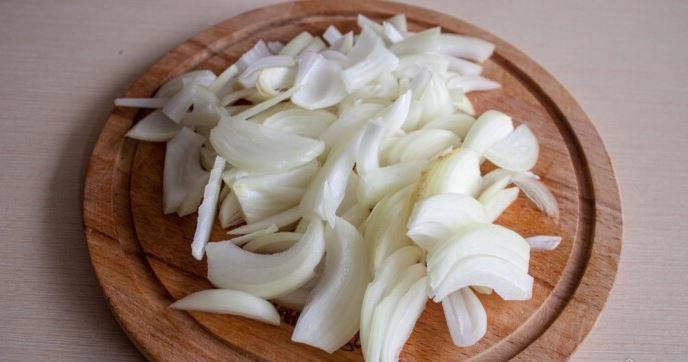 Салат из вареной свеклы с черносливом и грецкими орехами