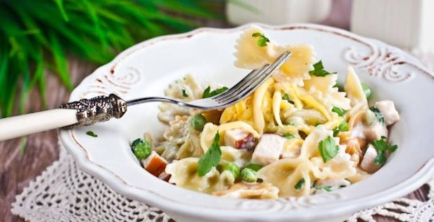 Макароны с копченой курицей