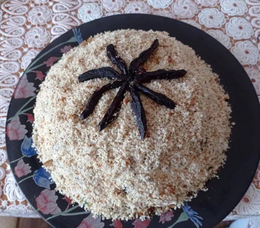 Салат «Дамский каприз» с черносливом и грецкими орехами Салат «Дамский каприз» с черносливом и грецкими орехами