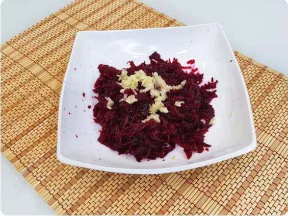 Салат из свеклы с грецкими орехами и чесноком