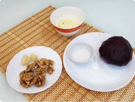Салат из свеклы с грецкими орехами и чесноком