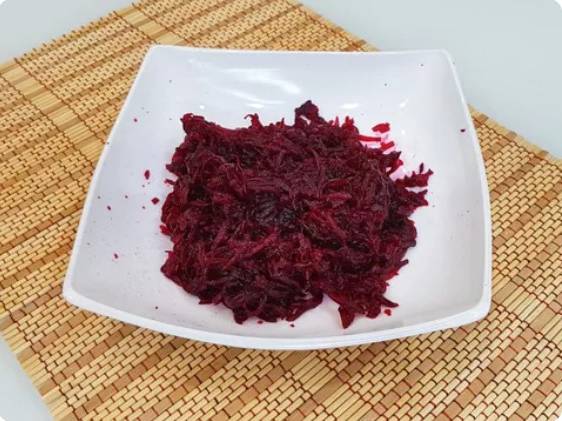 Салат из свеклы с грецкими орехами и чесноком
