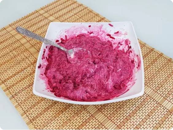 Салат из свеклы с грецкими орехами и чесноком