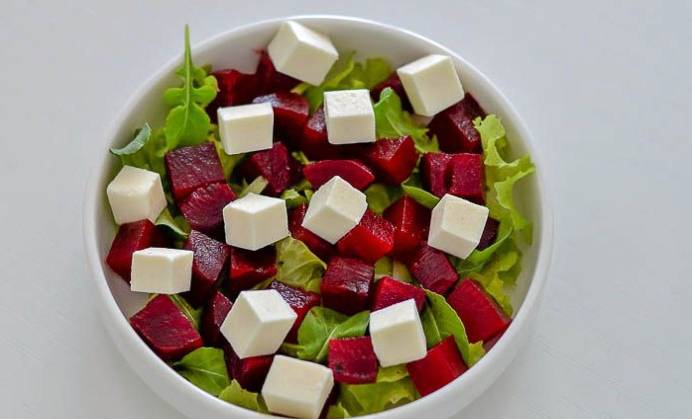 Салат из свеклы с грецкими орехами и сыром