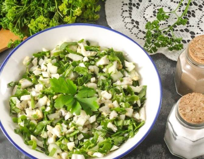 Салат из консервированных кальмаров с яйцом