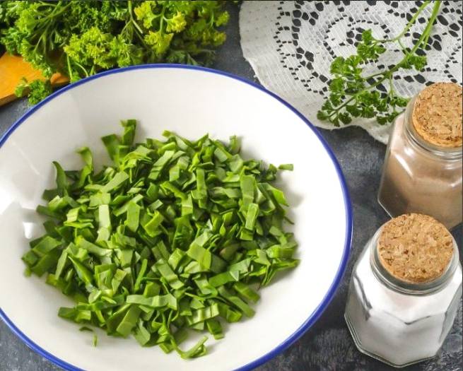 Салат из консервированных кальмаров с яйцом