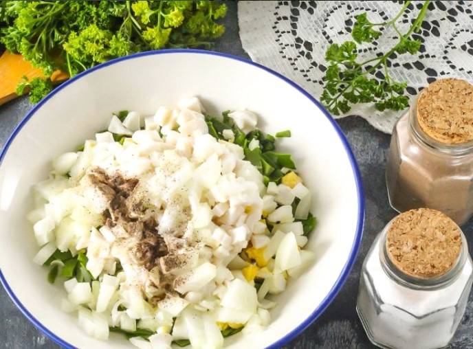 Салат из консервированных кальмаров с яйцом