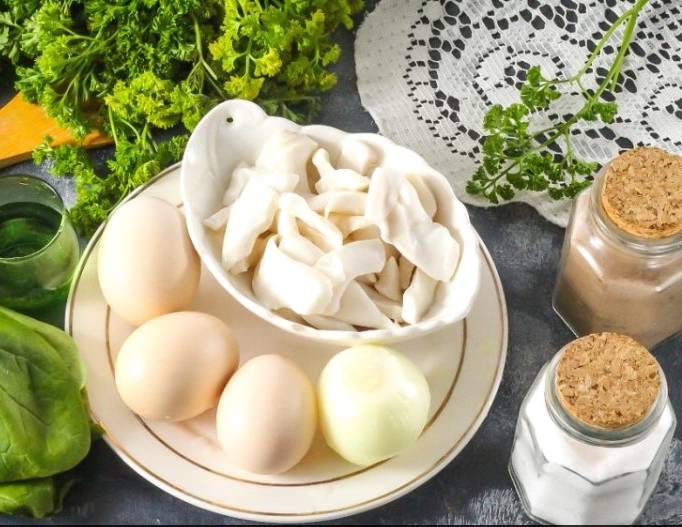Салат из консервированных кальмаров с яйцом
