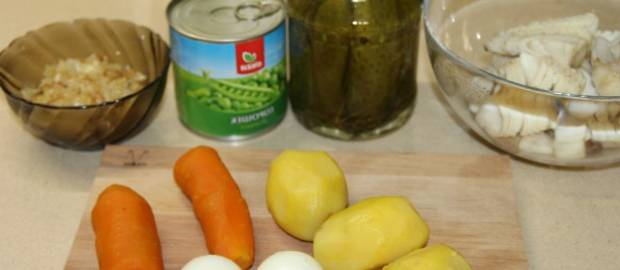 Салат из вареной трески с картофелем, луком и яйцом